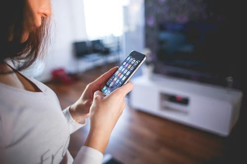 Femme qui parcourt son smartphone