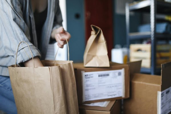 Femme qui prépare des colis