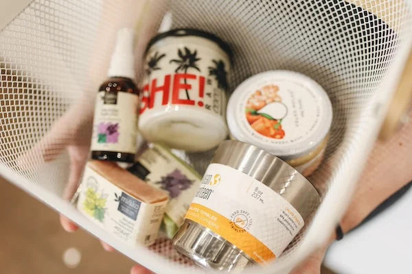 Panier physique avec plusieurs produits à l'intérieur