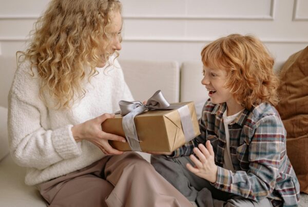 Enfant qui offre un cadeau à sa mère pour la fête des mères