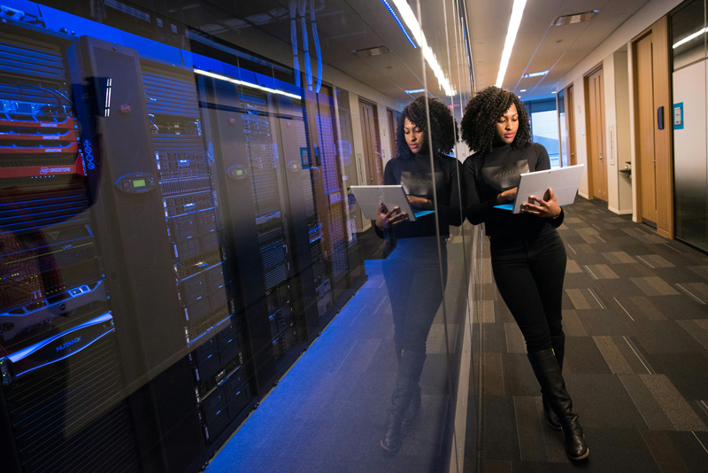 Professionnels travaillant sur des sujets sécurité et conformité