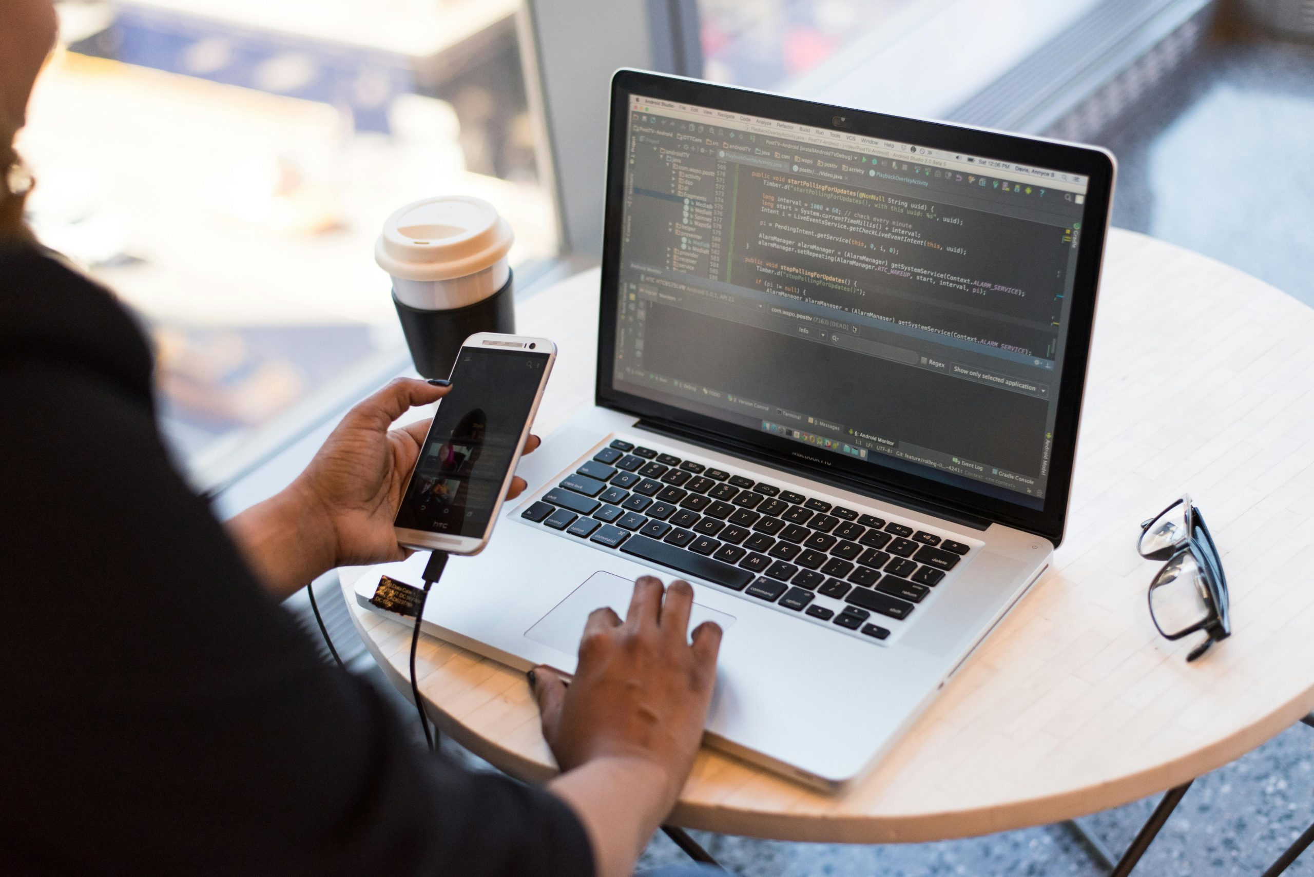 Développeurs travaillant sur des intégrations et API
