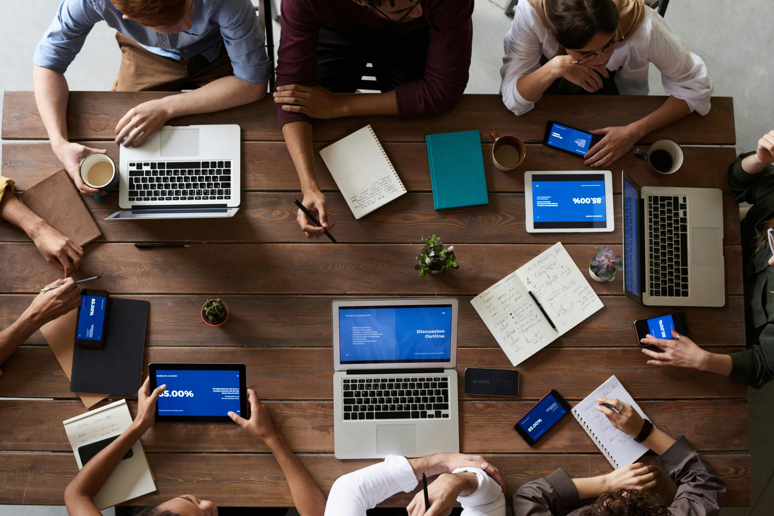 Équipe en réunion dans un bureau