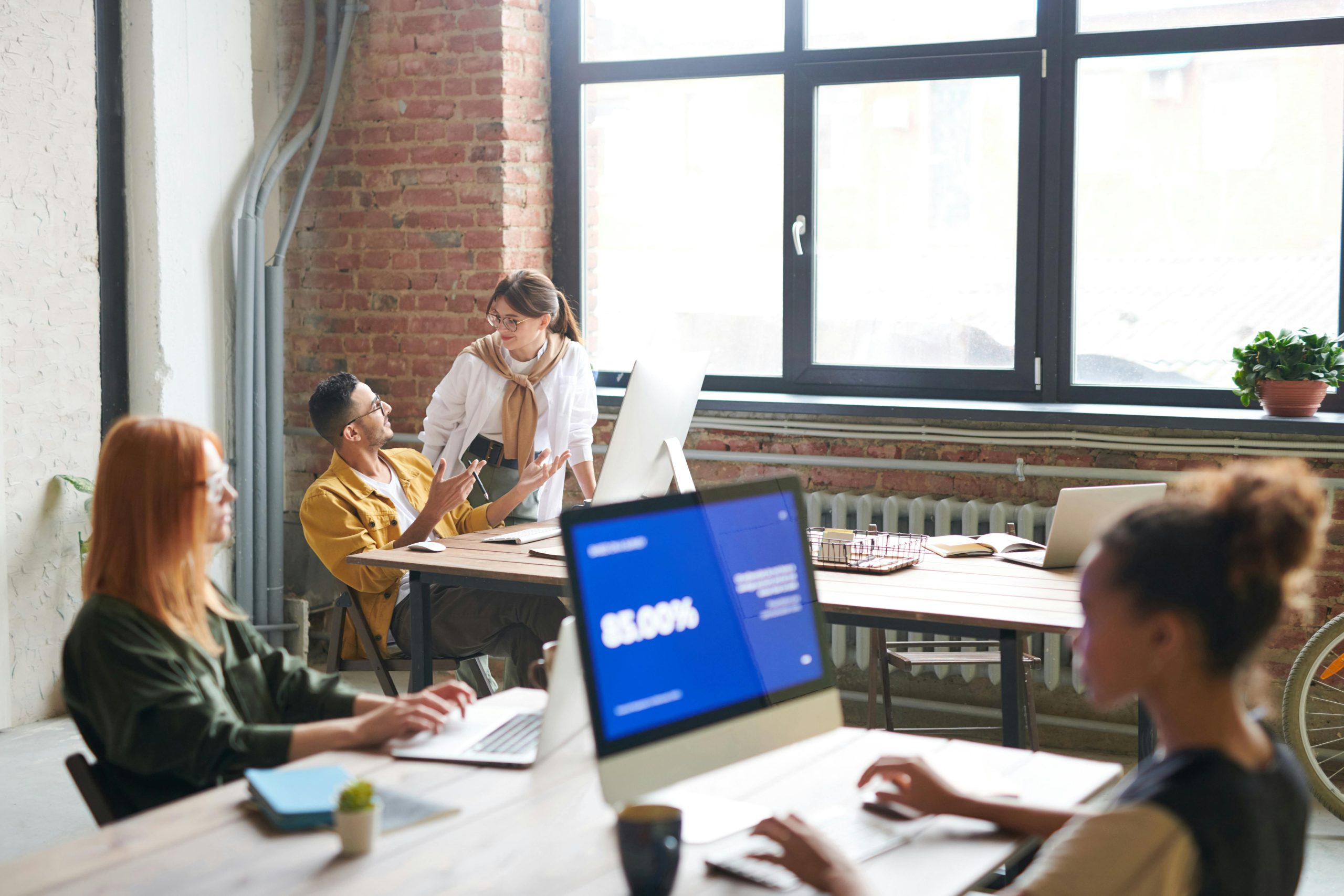 Professionnels travaillant ensemble au bureau